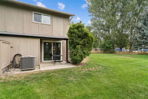Exterior - 272 N Eagle Glen Ln, Eagle, ID 83616 photo 4 of 12