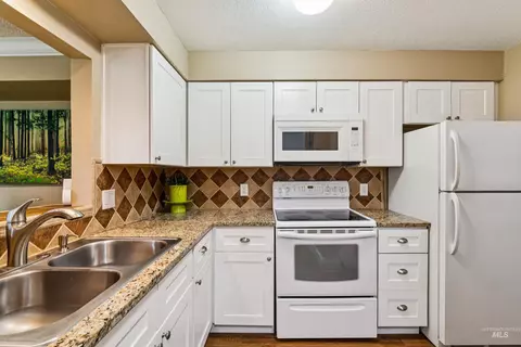 Kitchen - 272 N Eagle Glen Ln, Eagle, ID 83616 photo 2 of 5