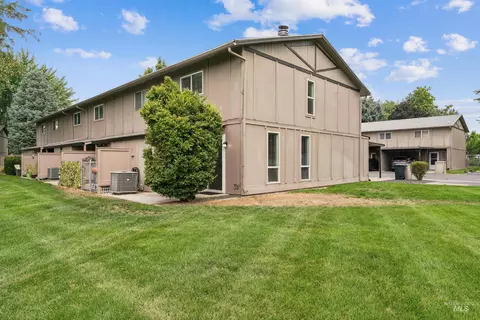 Exterior - 272 N Eagle Glen Ln, Eagle, ID 83616 photo 6 of 12