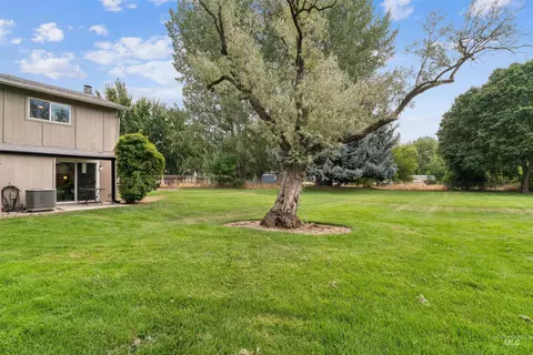 Exterior - 272 N Eagle Glen Ln, Eagle, ID 83616 photo 5 of 12