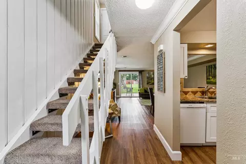Entry Way - 272 N Eagle Glen Ln, Eagle, ID 83616 photo 2 of 7