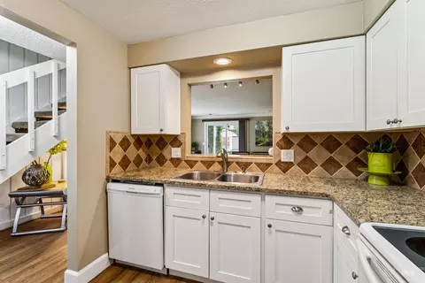Kitchen - 272 N Eagle Glen Ln, Eagle, ID 83616 photo 4 of 5