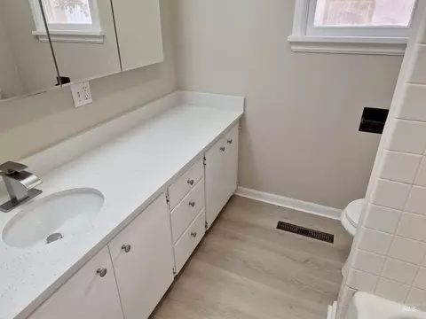 Bath - 618 E Avenue D, Jerome, ID 83338 photo 1 of 2