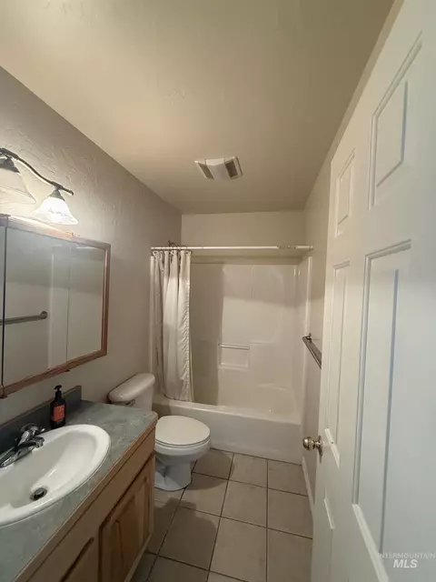 Bath - 2879 Deaun Ave, Twin Falls, ID 83301 photo 2 of 2