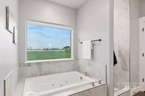 Bath - 377 Skyline Dr, Rupert, ID 83350 photo 2 of 4