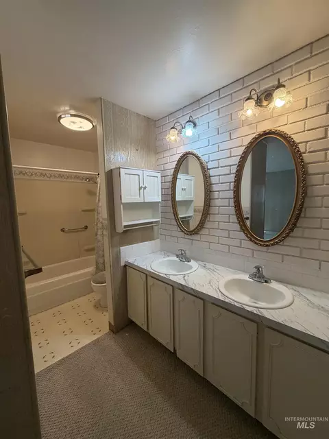 Bath - 571 N 3rd Ave, Hagerman, ID 83332 photo 2 of 3