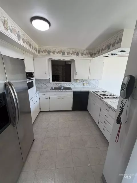 Kitchen - 571 N 3rd Ave, Hagerman, ID 83332 photo 1 of 3