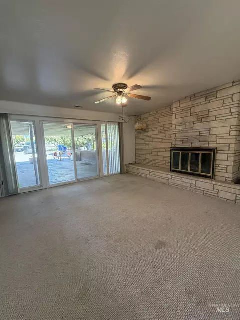 Living - 571 N 3rd Ave, Hagerman, ID 83332 photo 7 of 8