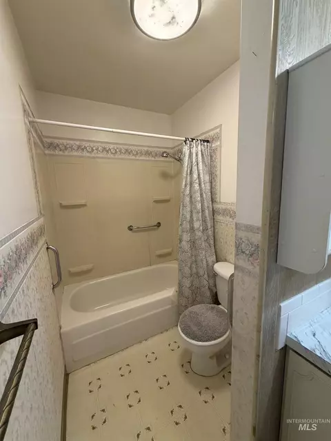 Bath - 571 N 3rd Ave, Hagerman, ID 83332 photo 3 of 3