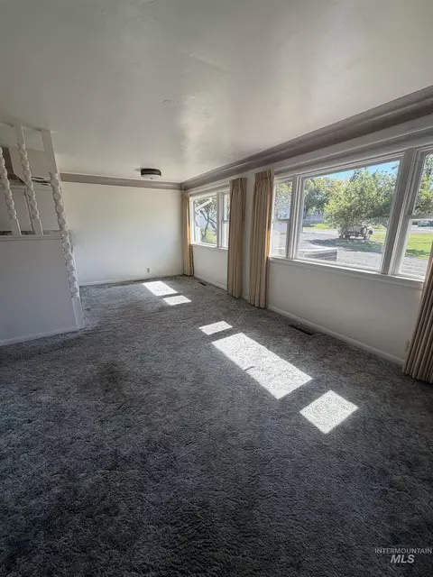 Living - 571 N 3rd Ave, Hagerman, ID 83332 photo 4 of 8