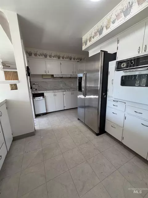 Kitchen - 571 N 3rd Ave, Hagerman, ID 83332 photo 2 of 3
