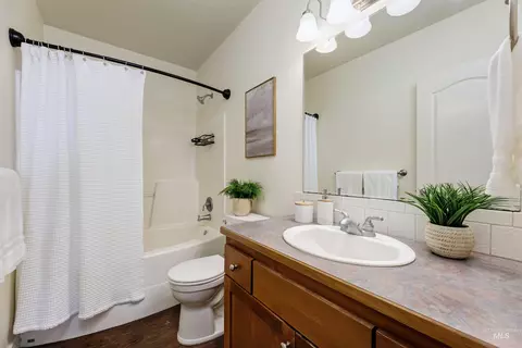 Bath - 1075 N Falling Water Way, Eagle, ID 83616 photo 3 of 4