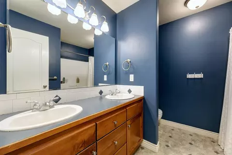 Bath - 1075 N Falling Water Way, Eagle, ID 83616 photo 4 of 4