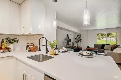 Kitchen - 284 N Eagle Glen Ln, Eagle, ID 83616 photo 2 of 4