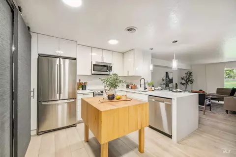 Kitchen - 284 N Eagle Glen Ln, Eagle, ID 83616 photo 1 of 4