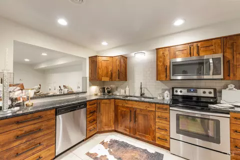 Kitchen - 277 N Eagle Glen Ln, Eagle, ID 83616 photo 2 of 4