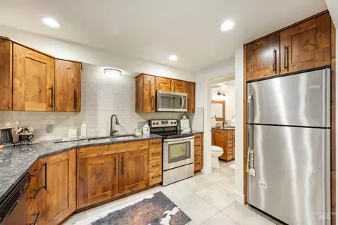 Kitchen - 277 N Eagle Glen Ln, Eagle, ID 83616 photo 3 of 4