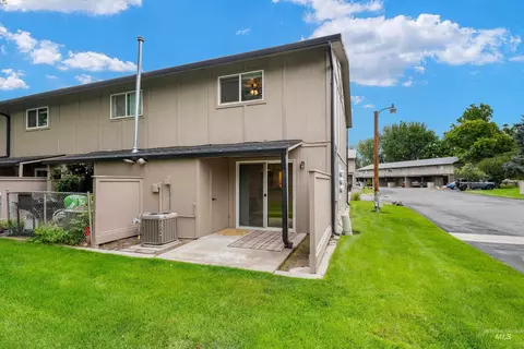 Exterior - 277 N Eagle Glen Ln, Eagle, ID 83616 photo 3 of 5
