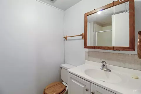 Bath - 631 E 18th St, Burley, ID 83318 photo 1 of 2