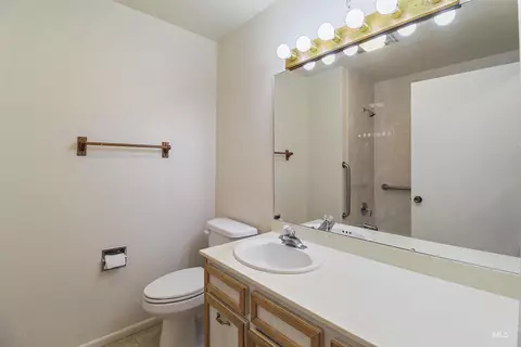 Bath - 631 E 18th St, Burley, ID 83318 photo 2 of 2