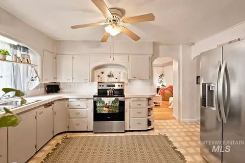 Kitchen - 418 E Ave B, Wendell, ID 83355 photo 2 of 3