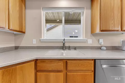Kitchen - 2002 Park View Dr, Twin Falls, ID 83301 photo 3 of 4