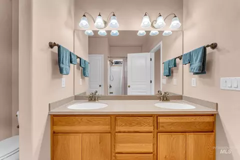 Bath - 2002 Park View Dr, Twin Falls, ID 83301 photo 1 of 2