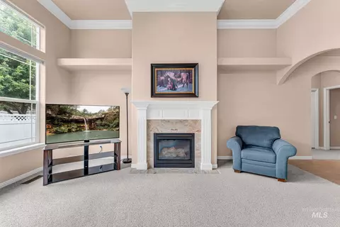 Living - 2002 Park View Dr, Twin Falls, ID 83301 photo 2 of 4