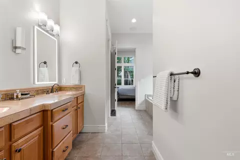 Bath - 1650 S Stream Pointe Ln, Eagle, ID 83616 photo 4 of 5
