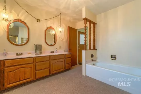 Bath - 421 E Avenue E, Jerome, ID 83338 photo 1 of 4