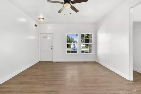 Living - 925 22nd Ave E, Jerome, ID 83338 photo 5 of 5