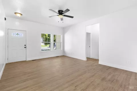 Living - 925 22nd Ave E, Jerome, ID 83338 photo 2 of 5