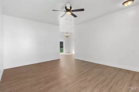 Living - 925 22nd Ave E, Jerome, ID 83338 photo 3 of 5