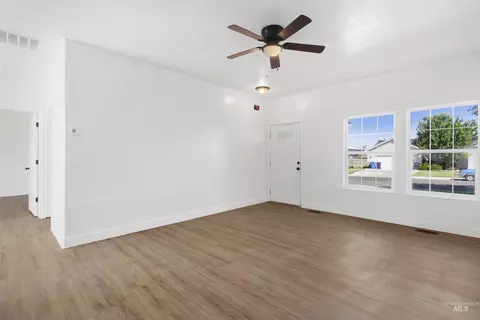 Living - 925 22nd Ave E, Jerome, ID 83338 photo 4 of 5