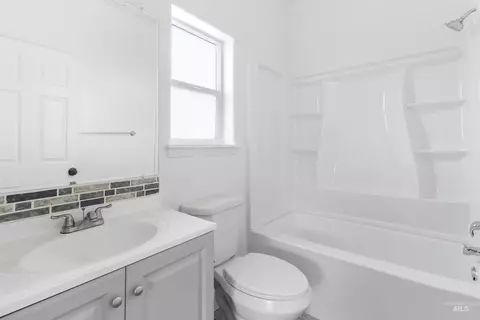 Bath - 925 22nd Ave E, Jerome, ID 83338 photo 2 of 4