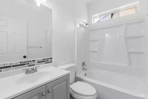 Bath - 925 22nd Ave E, Jerome, ID 83338 photo 3 of 4