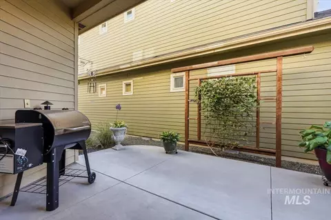 Exterior - 933 E Denise, Boise, ID 83706 photo 3 of 10