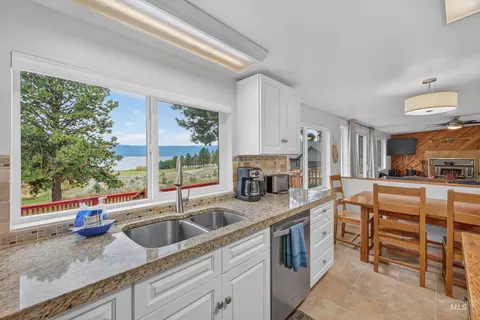 Kitchen - 119 Par Dr, Cascade, ID 83611 photo 4 of 5