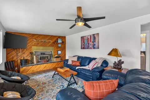 Living - 119 Par Dr, Cascade, ID 83611 photo 2 of 3