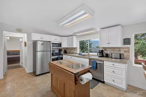 Kitchen - 119 Par Dr, Cascade, ID 83611 photo 2 of 5