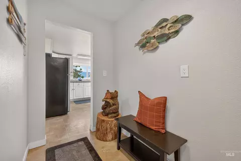 Entry Way - 119 Par Dr, Cascade, ID 83611 photo 2 of 2