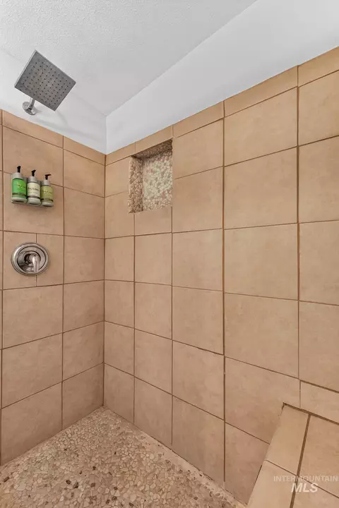 Bath - 119 Par Dr, Cascade, ID 83611 photo 2 of 3