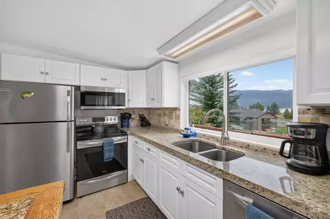 Kitchen - 119 Par Dr, Cascade, ID 83611 photo 3 of 5