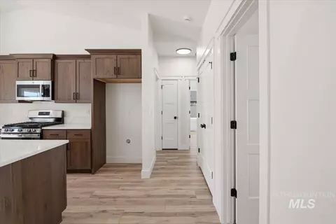Entry Way - 1011 23rd Ave E, Jerome, ID 83338 photo 2 of 2