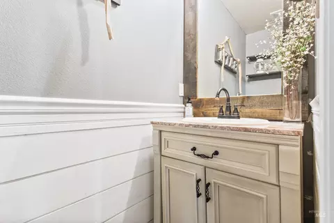 Bath - 1052 E Sicily, Meridian, ID 83642 photo 1 of 4