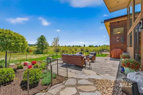 Exterior - 14036 Hideaway Ct, Mccall, ID 83638 photo 7 of 11