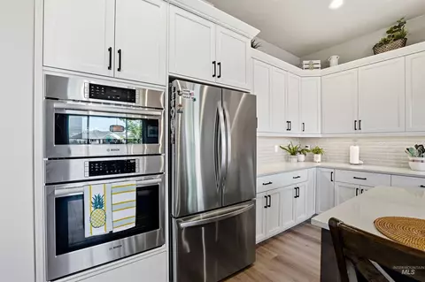 Kitchen - 239 S Eagles Roost Way, Eagle, ID 83616 photo 6 of 8