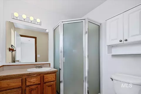 Bath - 6970 Pearl Rd, Eagle, ID 83616 photo 2 of 2