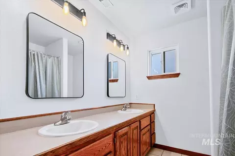 Bath - 6970 Pearl Rd, Eagle, ID 83616 photo 1 of 2