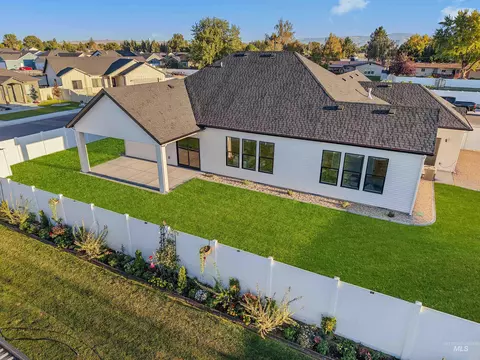 Exterior - 1102 Copper Dr, Rupert, ID 83350 photo 7 of 10